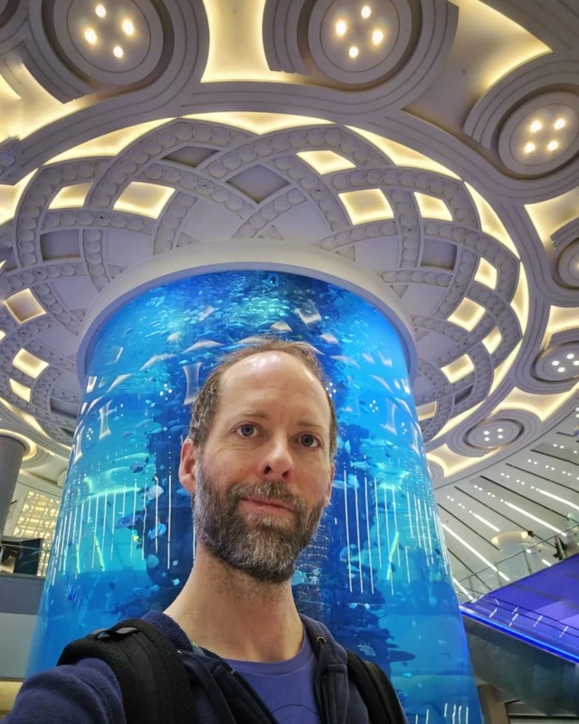 Jeddah Airport is beautiful 😍 
Behind me is the world largest airport aquarium!
Quite the specific record category.
My wife says it looks like I'm being beamed up to a spaceship...
What do you think?

.

.

.

#travel #sauditourism #saudiarabia #saudi #formula1 #everycountry #everycountryintheworld #everypassportstamp ##travelgram #Travel #solotravel